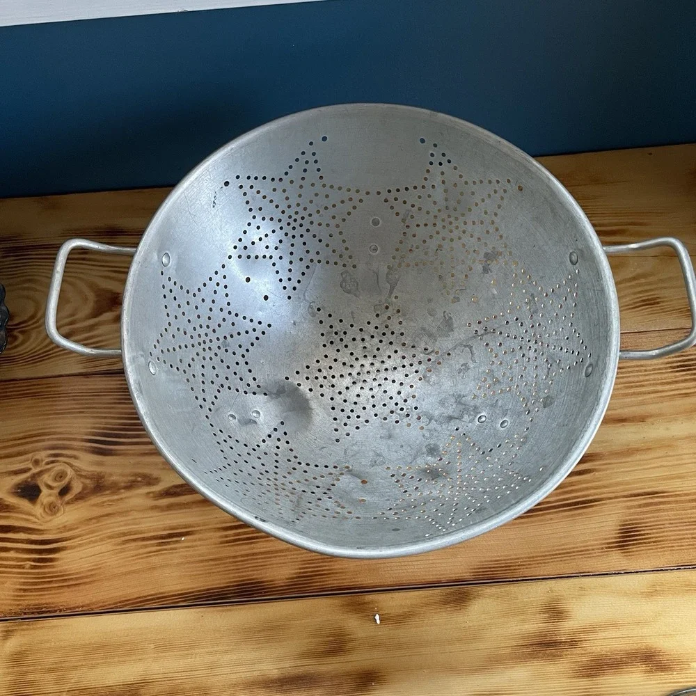 Vintage Mirro Aluminum Round 3 Leg Strainer w/ Star Pattern 11